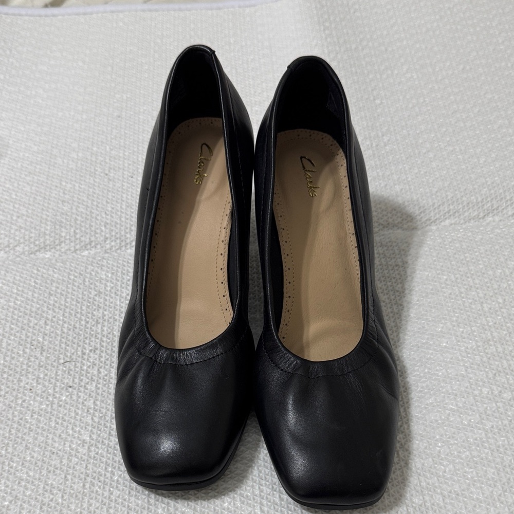 Clarks Black Leather Women's Mid-Heel Pumps